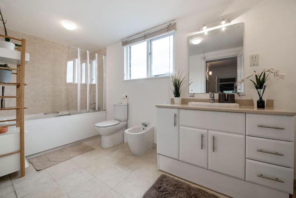 Knightsbridge Two Bed Apartment 런던 외부 사진
