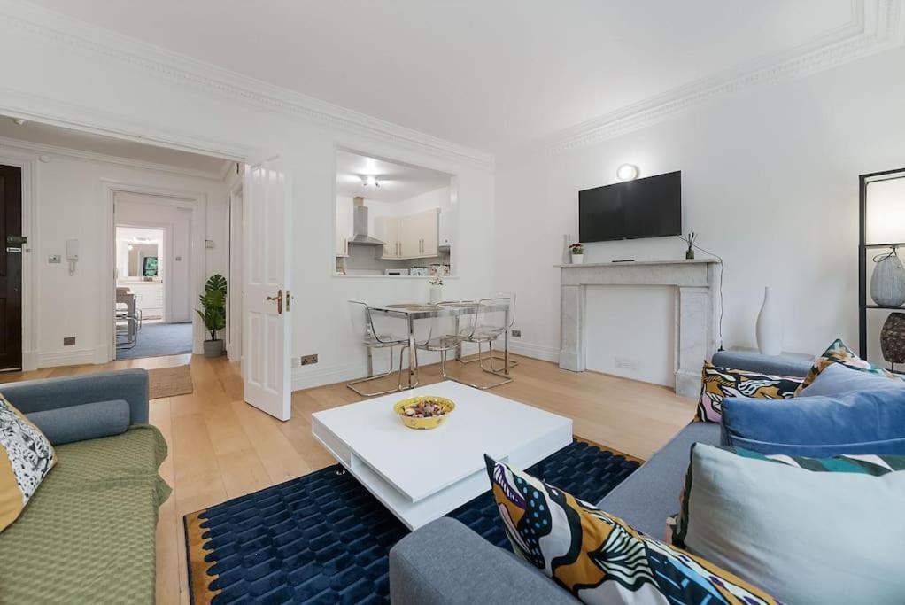 Knightsbridge Two Bed Apartment 런던 외부 사진