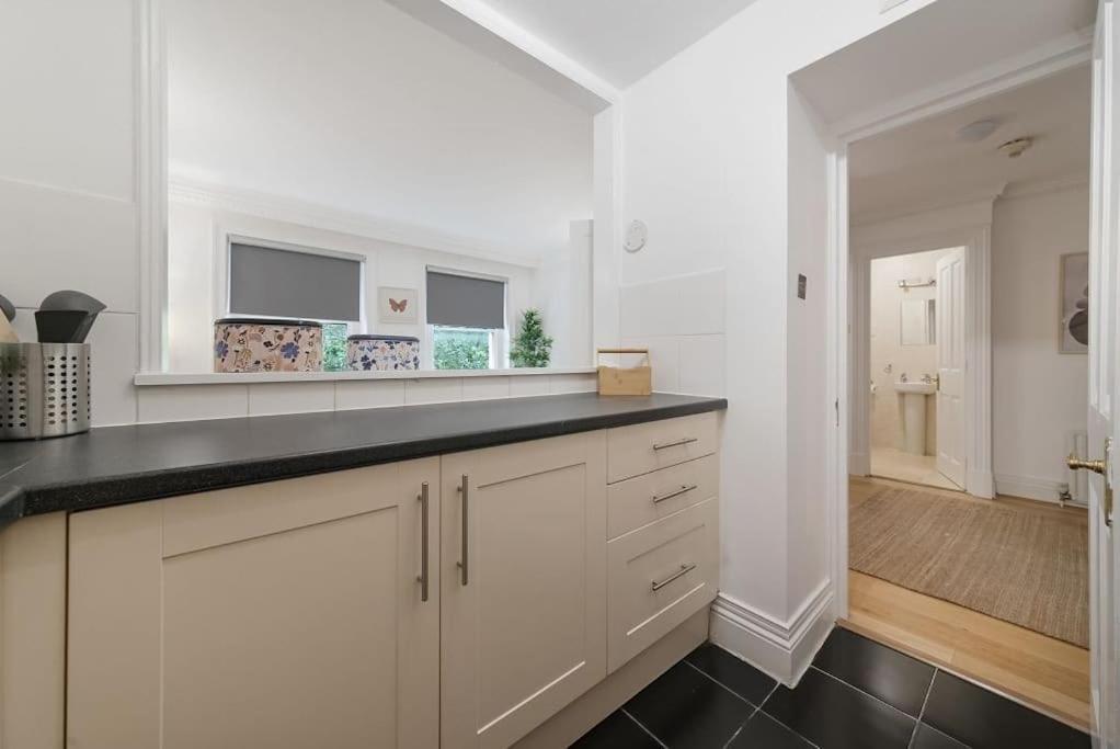 Knightsbridge Two Bed Apartment 런던 외부 사진