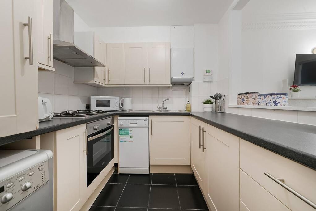 Knightsbridge Two Bed Apartment 런던 외부 사진