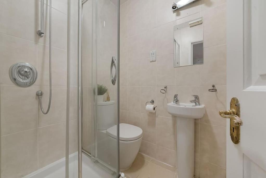 Knightsbridge Two Bed Apartment 런던 외부 사진